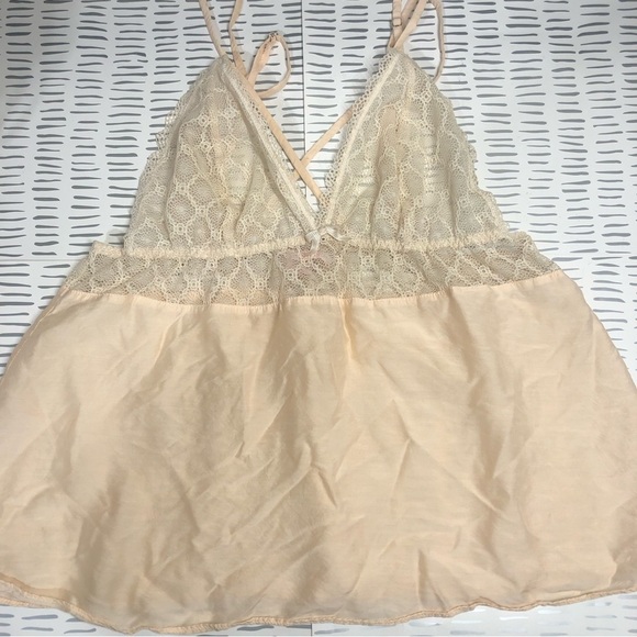 Victoria’s Secret romantic top intimates - Picture 1 of 7